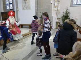 Der Heilige Nikolaus besuchte St. Crescentius (Foto: Karl-Franz Thiede)